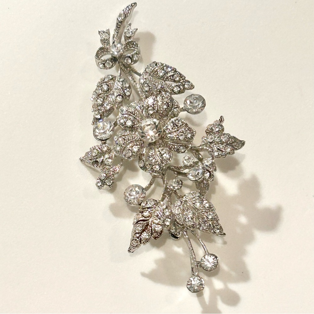 Silver and Crystal 50’s style Brooch elegant floral motif wedding party retro🥂